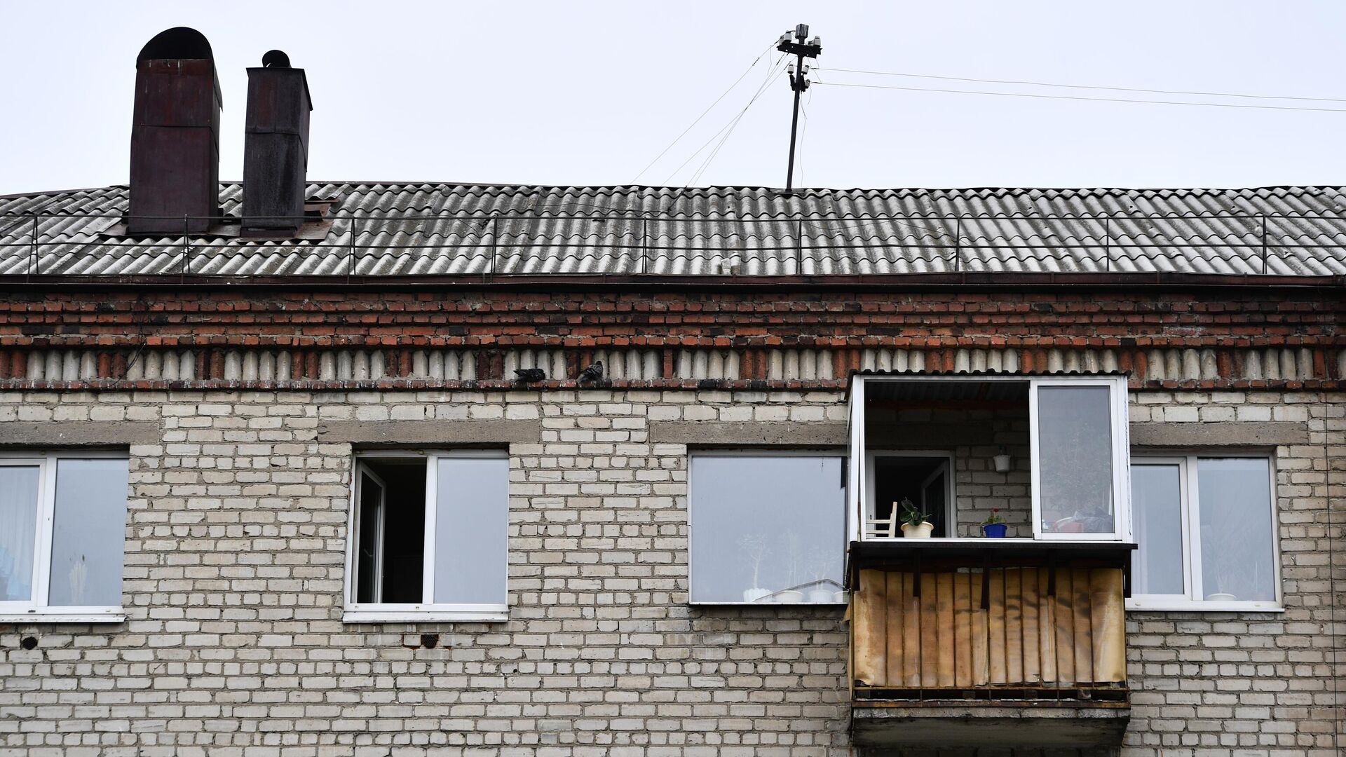 Балкон квартиры жилого дома по улице Бородина в Екатеринбурге, с которого 48-летний мужчина произвел выстрелы из охотничьего карабина по находившимся во дворе дома людям - РИА Новости, 1920, 06.12.2021