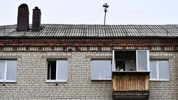Балкон квартиры жилого дома по улице Бородина в Екатеринбурге, с которого 48-летний мужчина произвел выстрелы из охотничьего карабина по находившимся во дворе дома людям