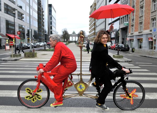 Мужчины на велосипеде на улице в Брюсселе