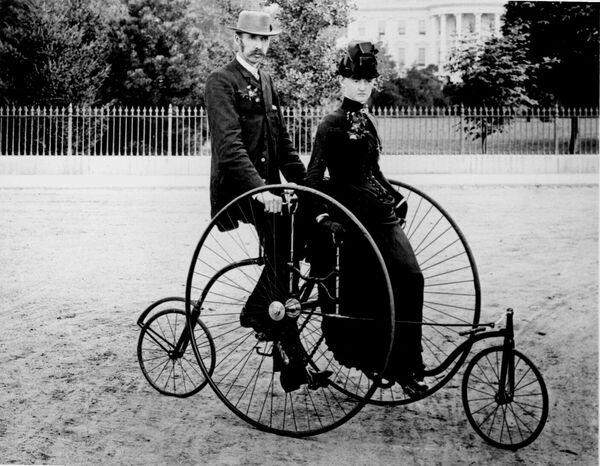 Пара на четырехколесном велосипеде в Вашингтоне. 1886 год