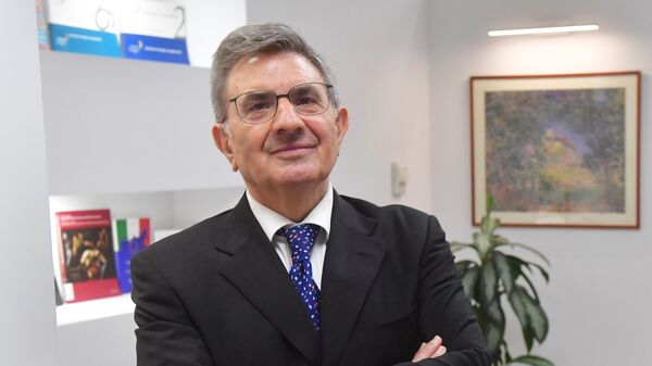 Председатель совета директоров АО Банк Интеза Антонио Фаллико перед началом интервью