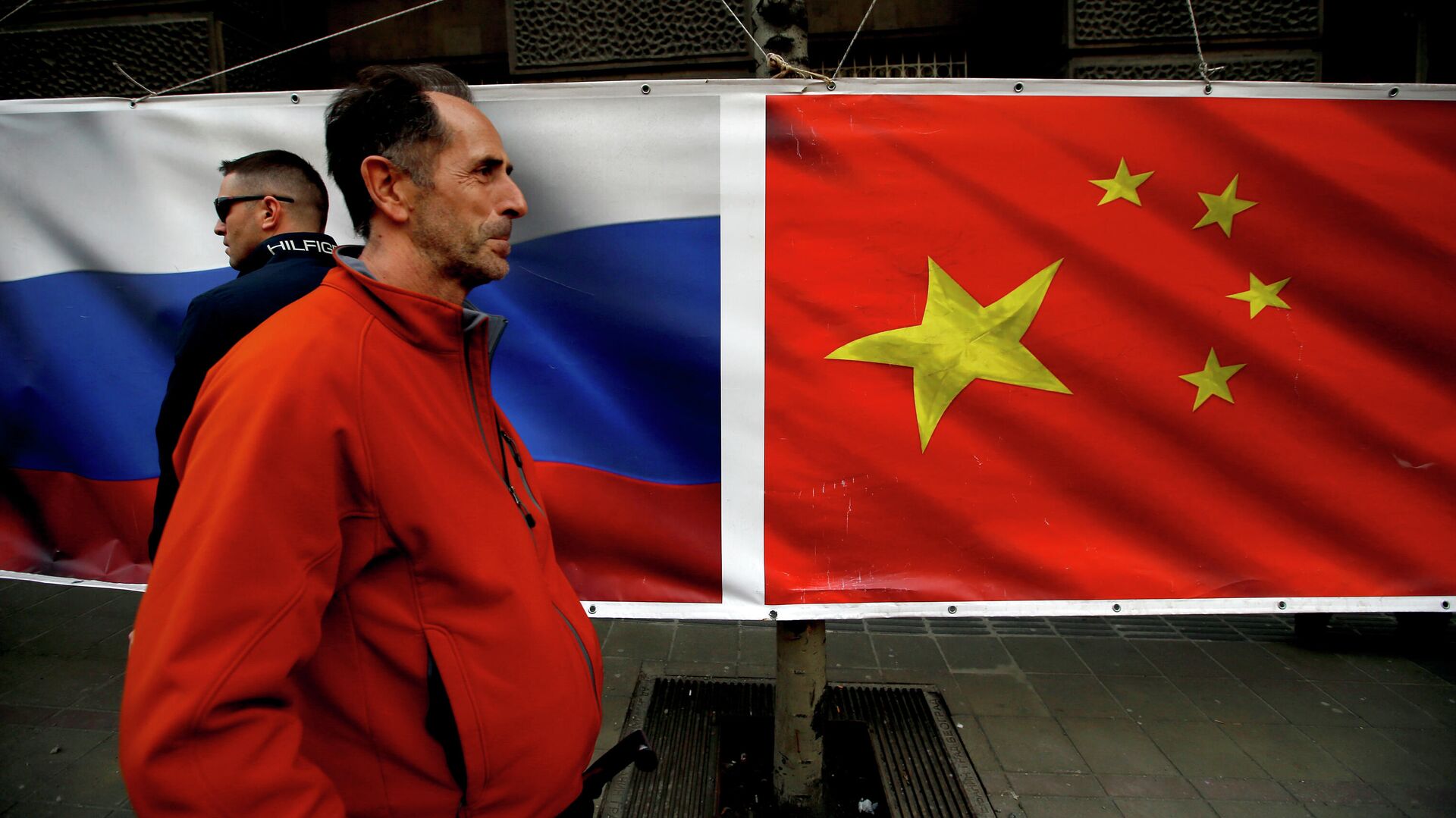 Люди проходят на фоне флагов России и Китая - РИА Новости, 1920, 25.01.2022