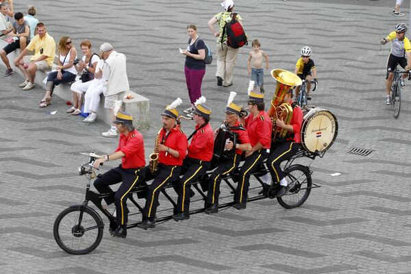 Музыканты на велосипеде в центре Роттердама