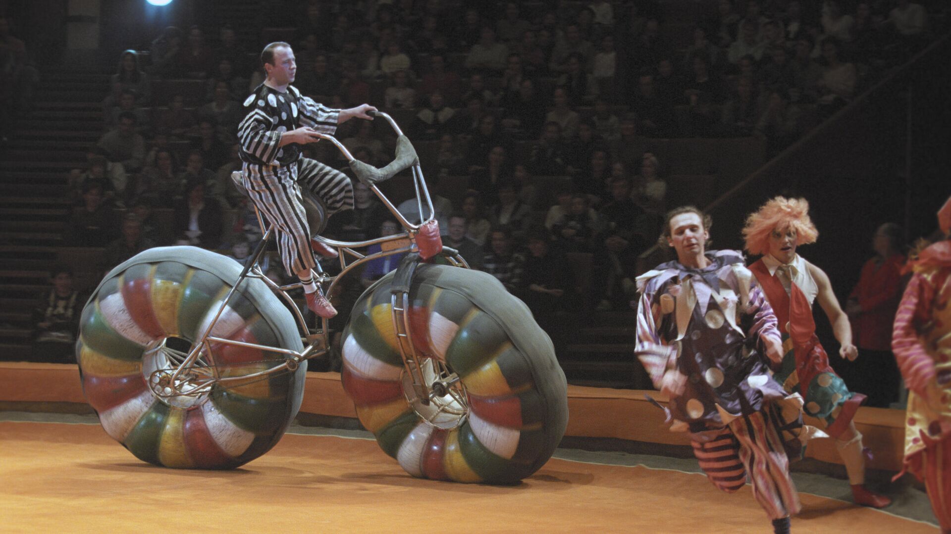 Акробат-каскадер на оригинальном велосипеде в цирке на проспекте Вернадского - РИА Новости, 1920, 31.05.2021