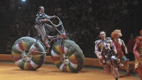 Акробат-каскадер на оригинальном велосипеде в цирке на проспекте Вернадского