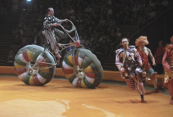 Акробат-каскадер на оригинальном велосипеде в цирке на проспекте Вернадского