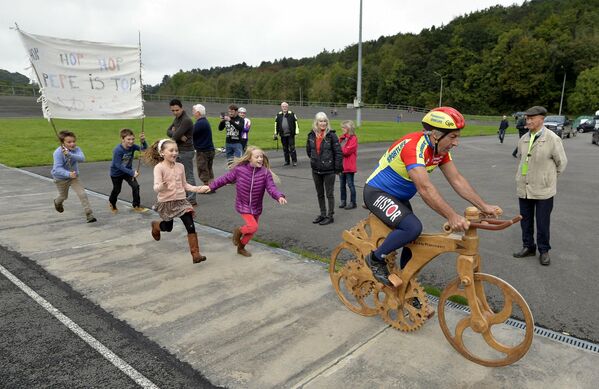 Велосипедист из Бельгии Эдди Планкарт во время попытки побить мировой на деревянном велосипеде