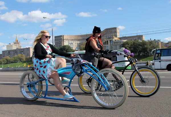 Участницы велокарнавала, приуроченного ко Всемирному дню без автомобиля, в Парке Победы в Москве