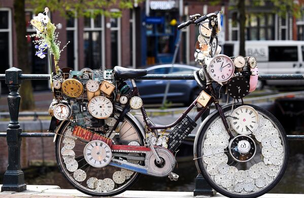 Велосипед на одной из улиц в Амстердаме