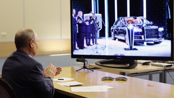 Президент РФ Владимир Путин по видеосвязи принимает участие в церемонии запуска завода по серийное производство лимузинов Аурус