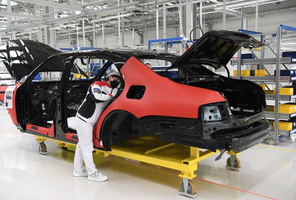 Линия окончательной сборки на заводе в ОЭЗ Алабага в Татарстане, где стартовало серийное производство российских автомобилей премиум-класса Aurus Senat