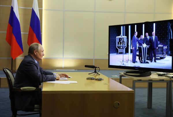 Президент РФ Владимир Путин по видеосвязи принимает участие в церемонии запуска завода по серийному производству лимузинов Аурус на территории особой экономической зоны Алабуга в Татарстане