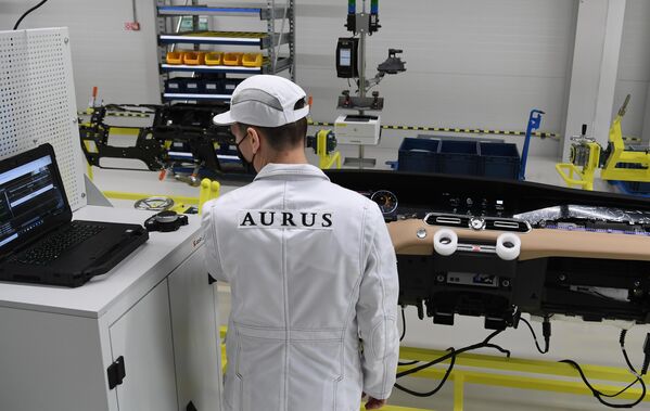 Линия окончательной сборки на заводе в ОЭЗ Алабага в Татарстане, где стартовало серийное производство российских автомобилей премиум-класса Aurus Senat