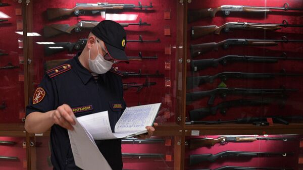 Сотрудник Росгвардии проводит проверку в оружейном магазине