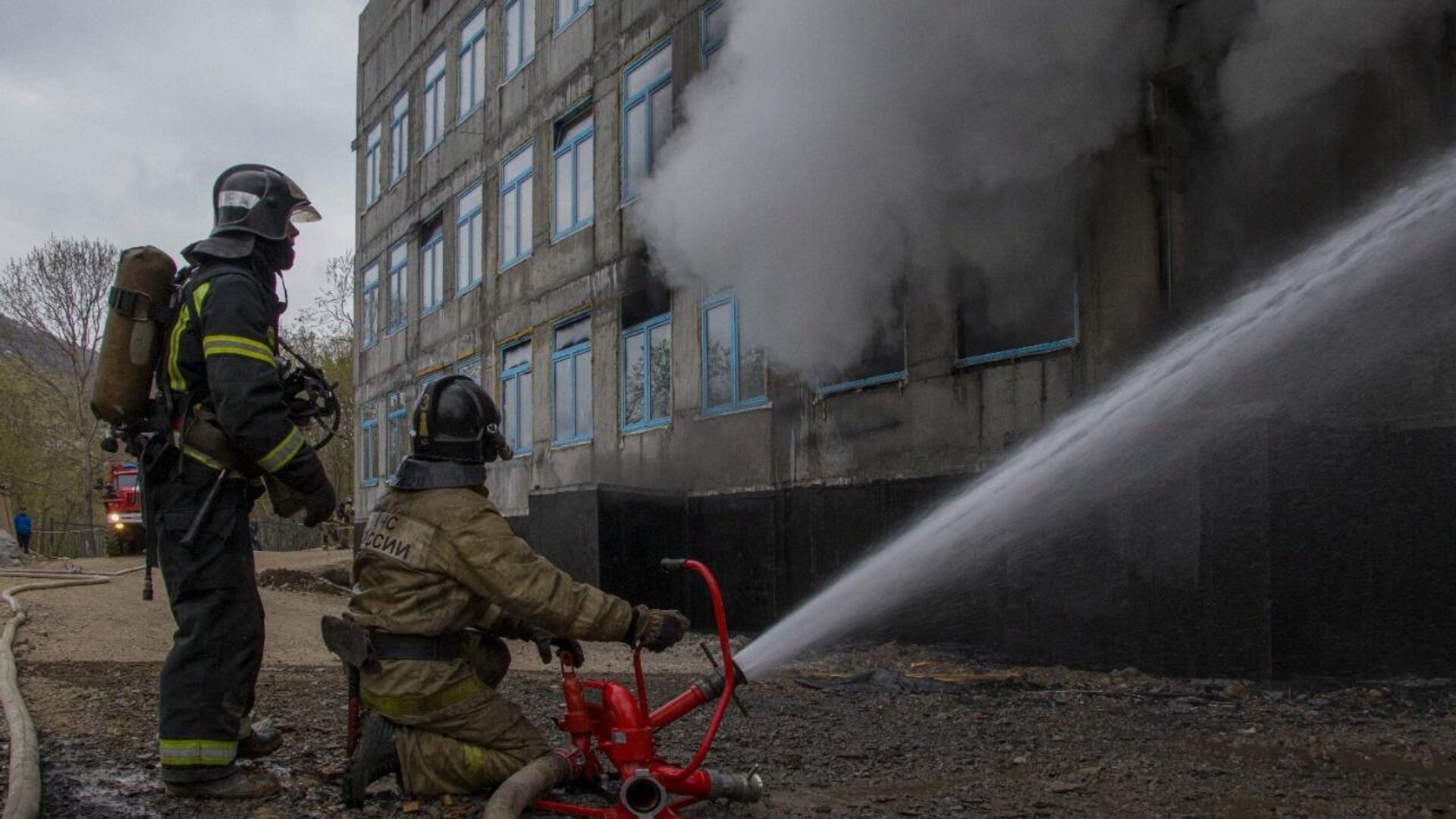 Тушение пожара в здании строящейся школы на Камчатке, 1 июня 2021 - РИА Новости, 1920, 01.06.2021