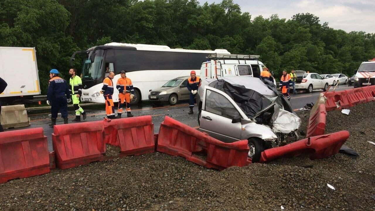 ДТП с участием двух легковых автомобилей на трассе М-4 Дон в Ростовской области - РИА Новости, 1920, 01.06.2021