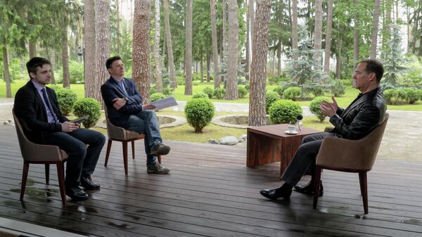 Председатель Единой России, заместитель председателя Совета безопасности РФ Дмитрий Медведев во время интервью газете Коммерсант