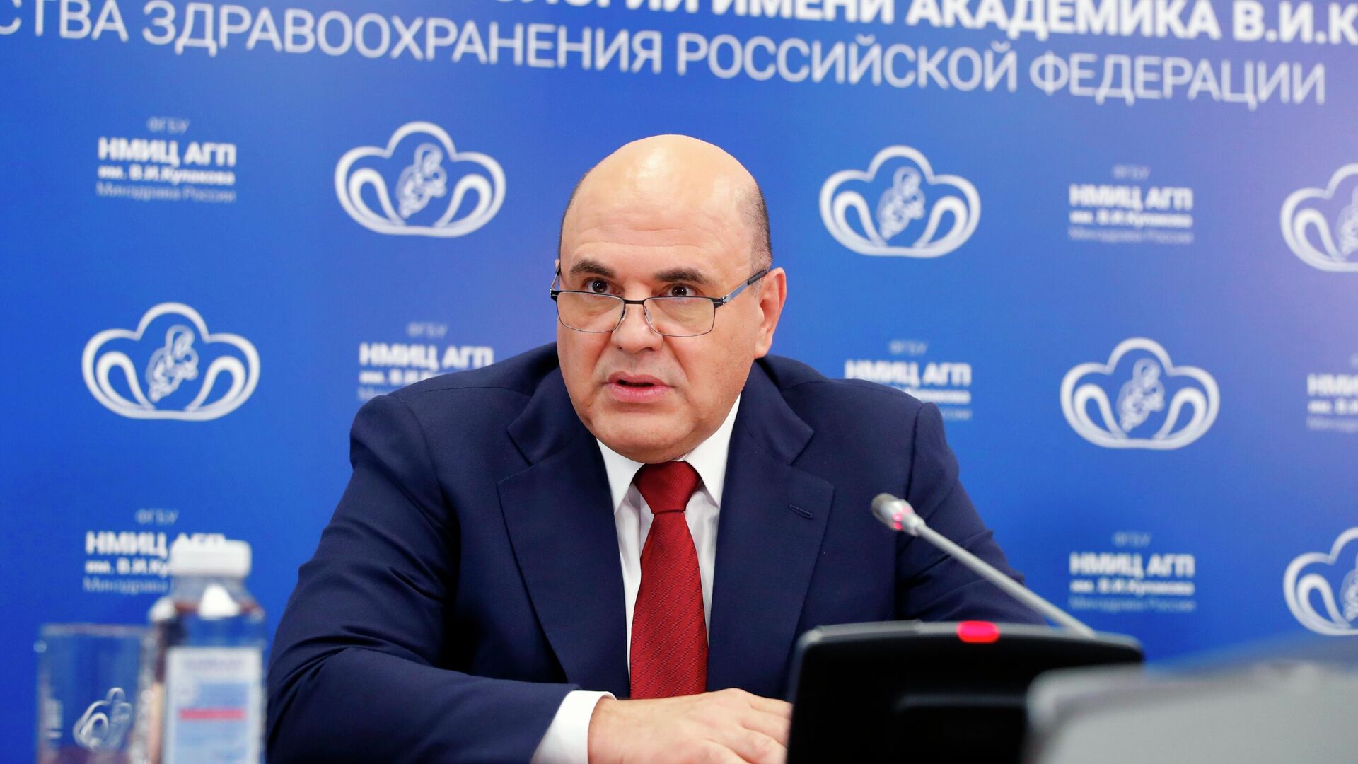 Председатель правительства РФ Михаил Мишустин проводит совещание во время посещения Национального медицинского исследовательского центра имени В. И. Кулакова - РИА Новости, 1920, 08.06.2021
