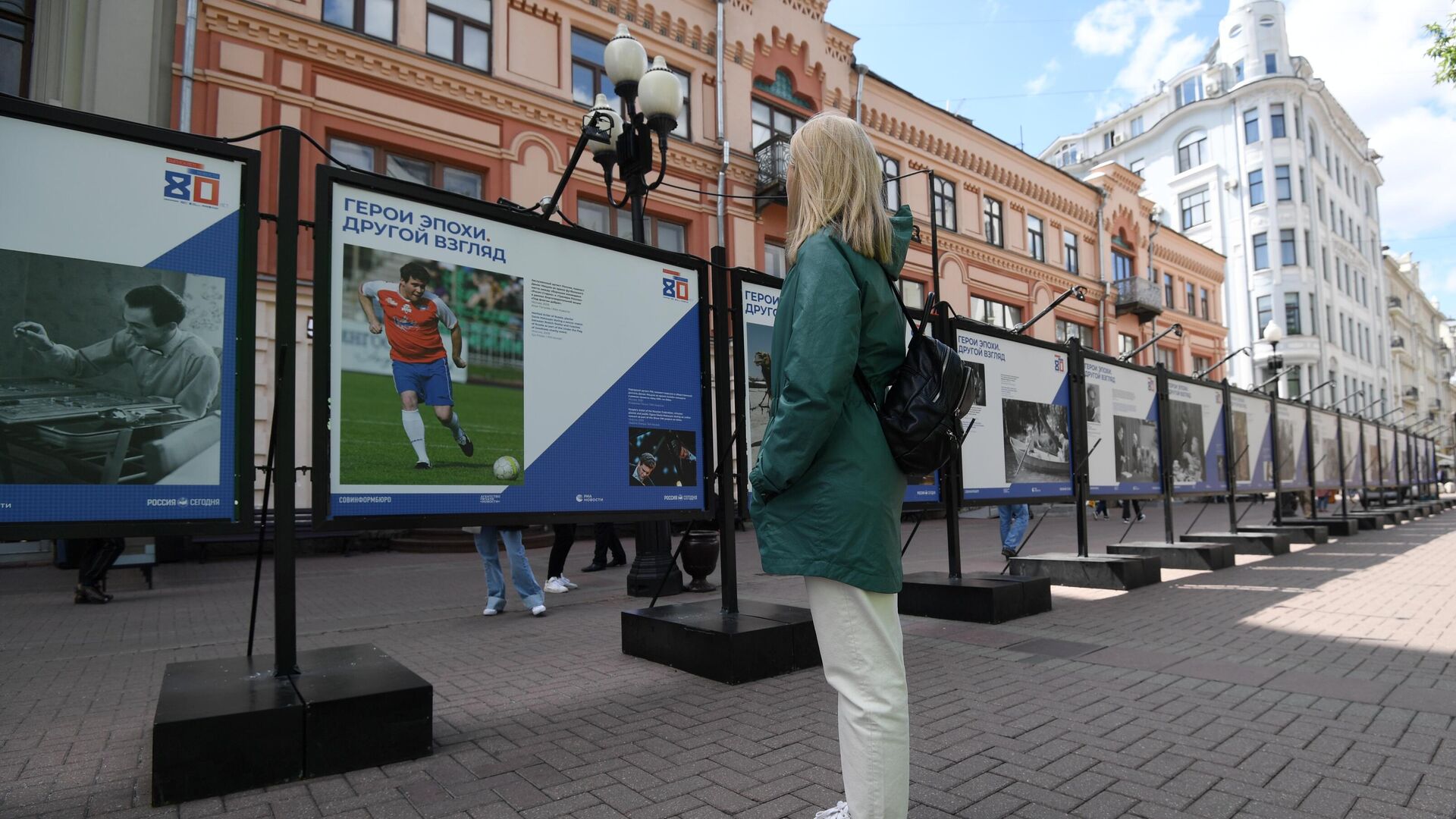 Девушка на фотовыставке Герой эпохи. Другой взгляд на улице Старый Арбат в Москве - РИА Новости, 1920, 01.06.2021