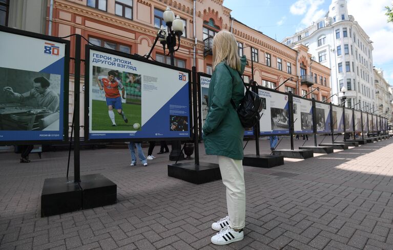 Девушка на фотовыставке Герой эпохи. Другой взгляд на улице Старый Арбат в Москве