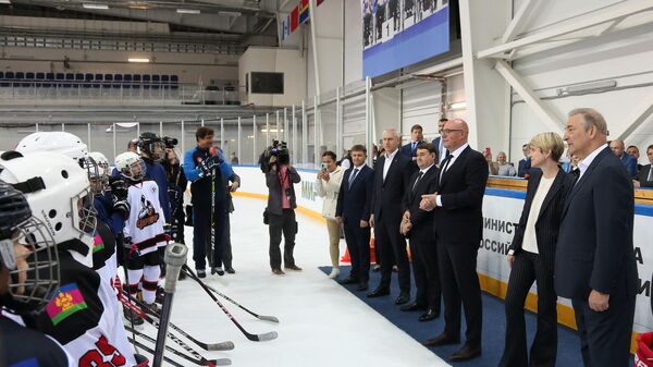Заместитель председателя правительства Российской Федерации Дмитрий Чернышенко на встрече с учащимися спортивной школы №14 в Сочи.