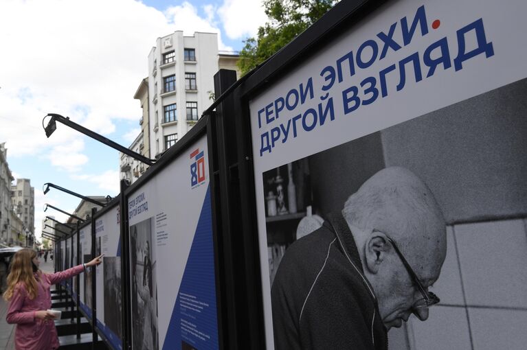 Фотовыставка Герой эпохи. Другой взгляд международной медиагруппы Россия сегодня на улице Старый Арбат в Москве