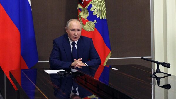 Президент РФ Владимир Путин проводит оперативное совещание с постоянными членами Совета безопасности в режиме видеоконференции