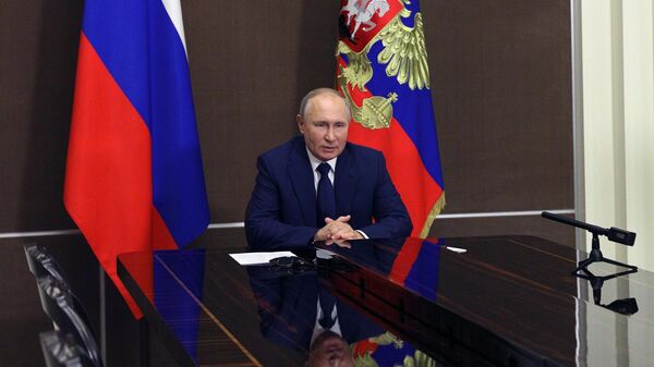 Президент РФ Владимир Путин проводит оперативное совещание с постоянными членами Совета безопасности РФ в режиме видеоконференции