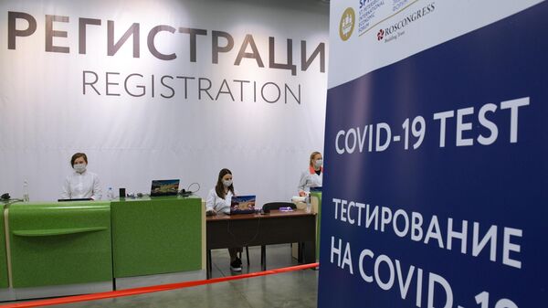 Стойка регистрации пункта тестирования на коронавирус персонала и участников Петербургского международного экономического форума 2021