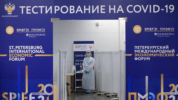 Медицинский работник в пункте тестирования на коронавирус персонала и участников Петербургского международного экономического форума 2021