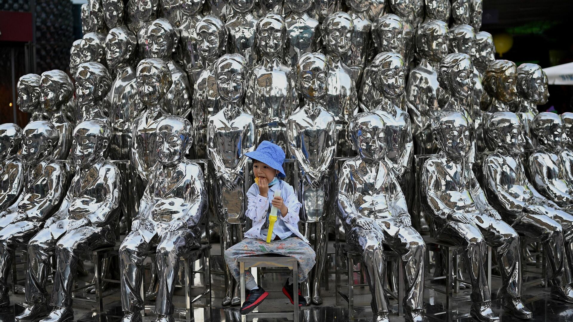 Мальчик на фоне инсталляции в Пекине, Китай  - РИА Новости, 1920, 02.06.2021