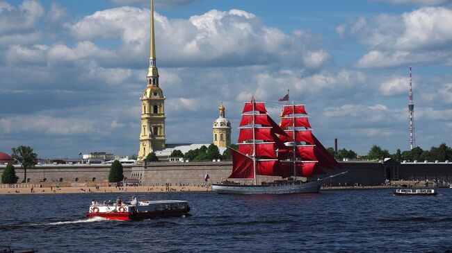 Бриг Россия прибыл к празднику Алые паруса у Петропавловской крепости в Санкт-Петербурге