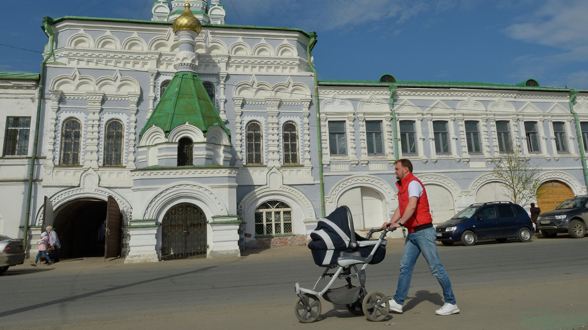 Мужчина с детской коляской идет по набережной Северной Двины у Архангельского подворья Спасо-Преображенского Соловецкого монастыря - РИА Новости, 1920, 11.06.2021