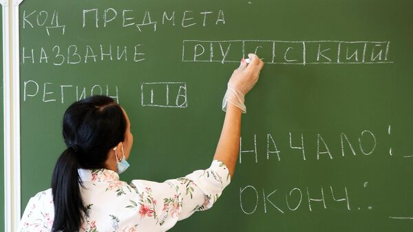 Учительница проводит инструктаж перед началом единого государственного экзамена по русскому языку