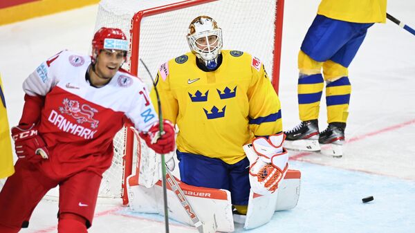 Хоккеисты сборной Швеции (в желтом)