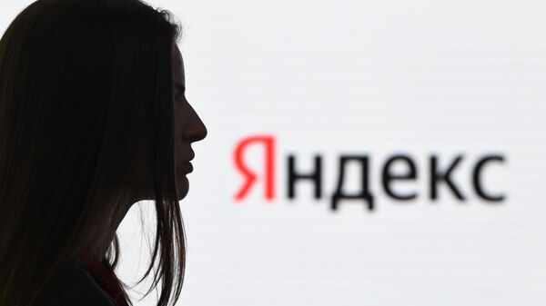 Девушка на фоне логотипа Яндекса