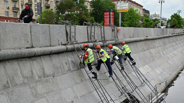 Сотрудники Гормоста обновляют облицовку набережной Москвы-реки