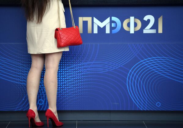 Девушка у стойки регистрации на Петербургском международном экономическом форуме - 2021