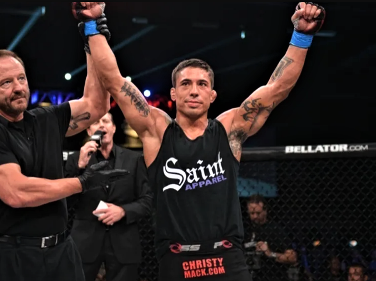 Қияр суреті бар қызыл жалаңаш қыз