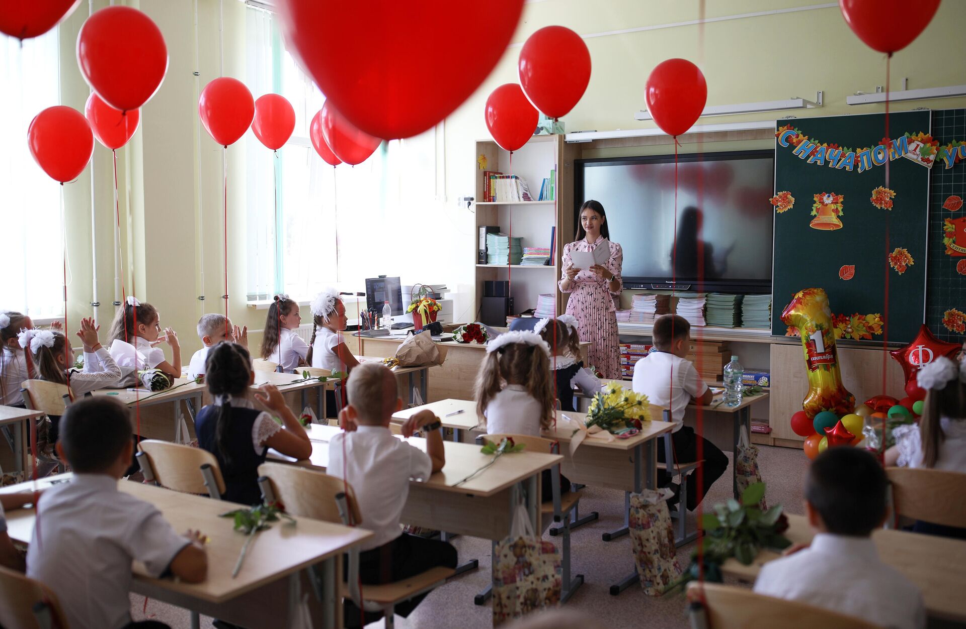 Первоклассники сидят за партой в классе в школе №71 в День знаний в Краснодаре - РИА Новости, 1920, 17.01.2022