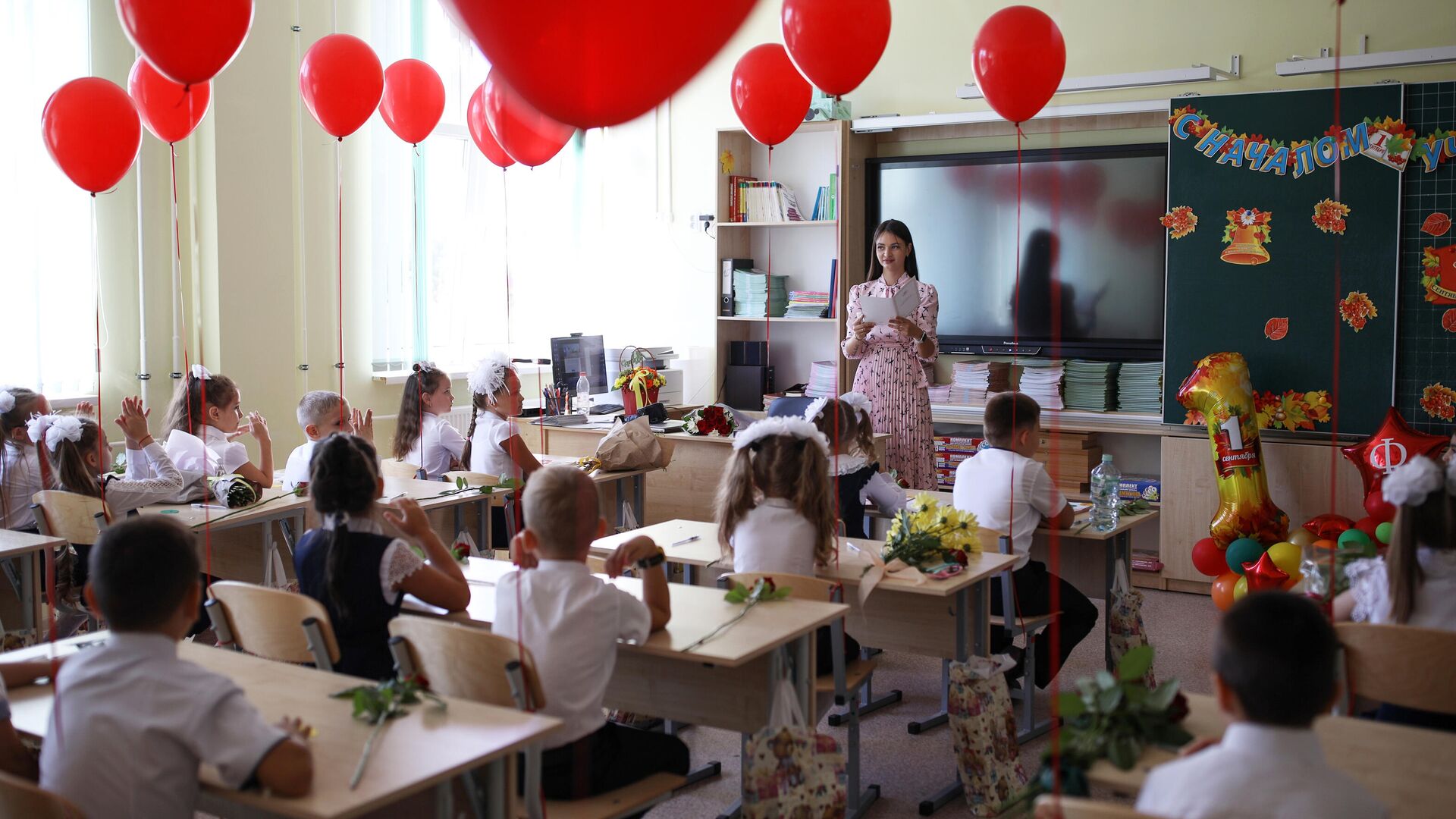 Первоклассники сидят за партой в классе в школе №71 в День знаний в Краснодаре - РИА Новости, 1920, 30.08.2022