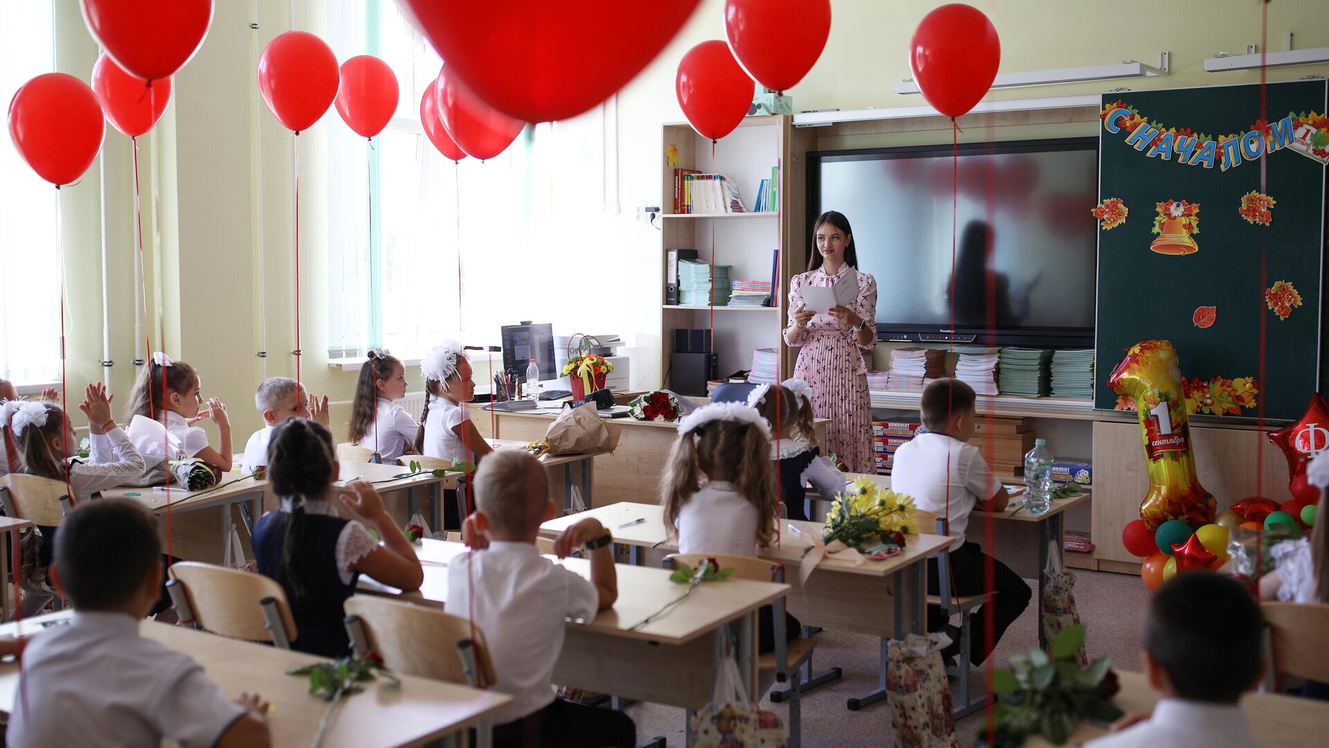 Первоклассники сидят за партой в классе в школе №71 в День знаний в Краснодаре - РИА Новости, 1920, 01.09.2021