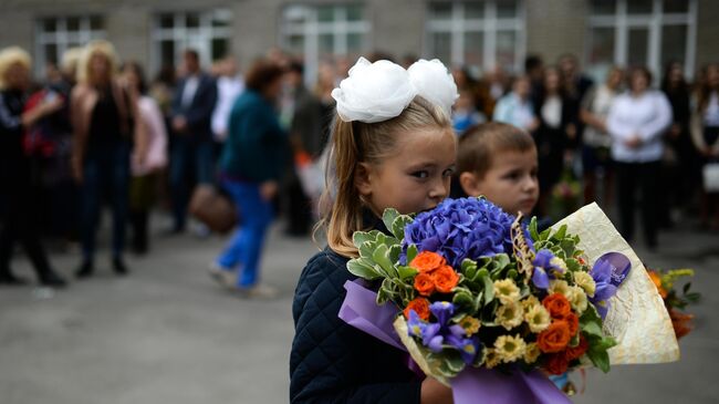 Ученики первых классов гимназии №1 города Новосибирска во время торжественной линейки посвященной Дню знаний