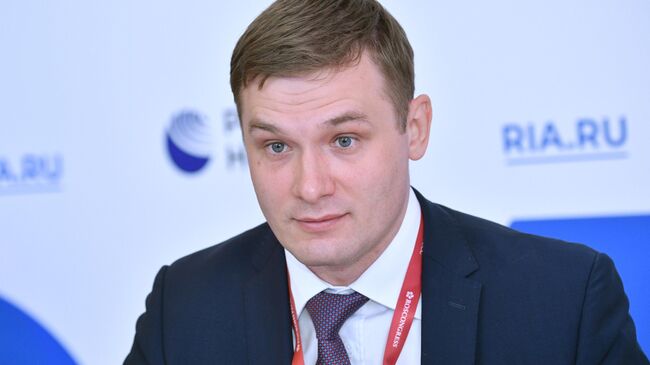 Глава Республики Хакасия Валентин Коновалов у стенда МИА Россия сегодня на Петербургском международном экономическом форуме - 2021