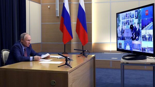 Президент РФ Владимир Путин проводит в режиме видеоконференции встречу с руководством Единой России