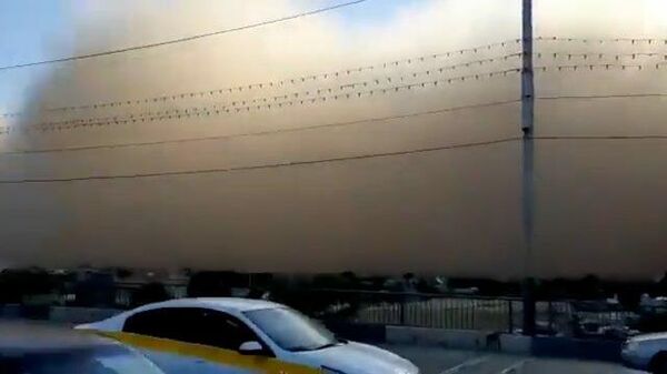 Песчаная буря накрыла улицы Астрахани    