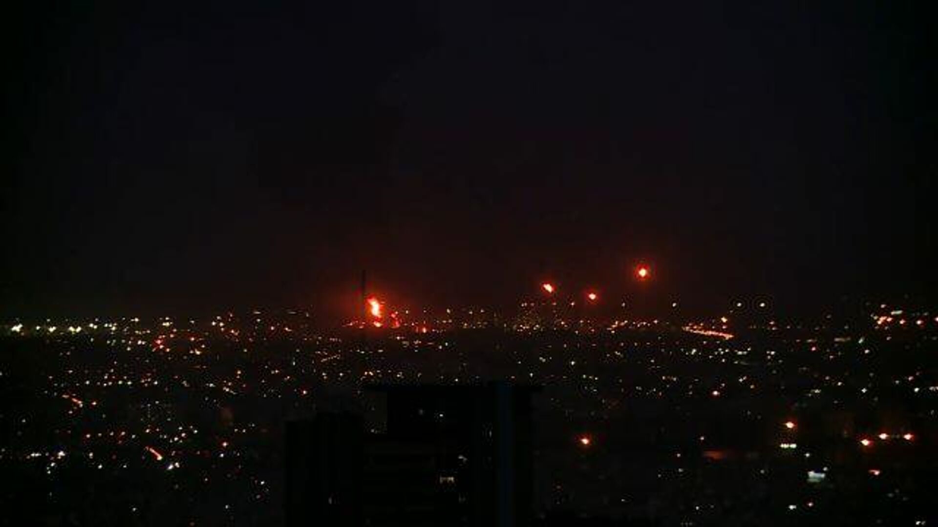 Кадры пожара на нефтеперерабатывающем заводе в Тегеране - РИА Новости, 1920, 02.06.2021