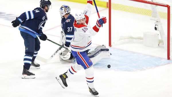 Хоккеист Монреаль Канадиенс Йеспери Котканиеми в матче плей-офф НХЛ против Ванкувер Кэнакс