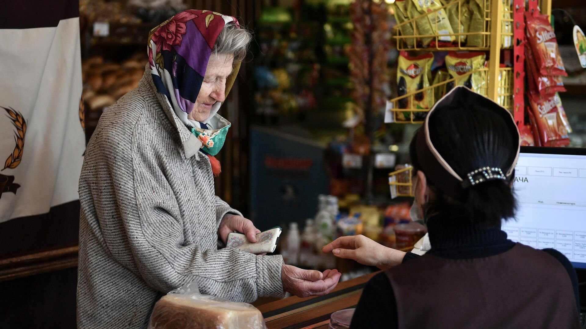 Пожилая женщина в магазине в Симферополе - РИА Новости, 1920, 03.06.2021