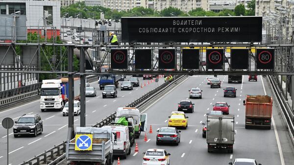 Предупреждение о соблюдении скоростного режима над дорогой в Москве